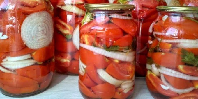 Tomater med vitlök, lök och persilja för vintern