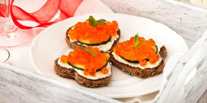 Smörgåsar med röd kaviar och en gurka