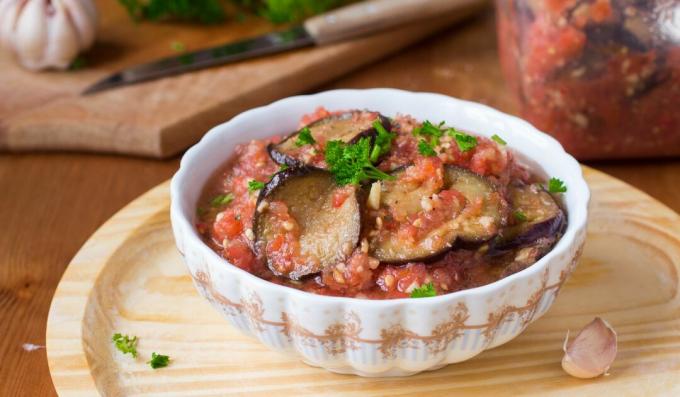 Aubergine för vintern i tomatsås