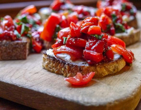 Bruschetta med ost och bakade paprika