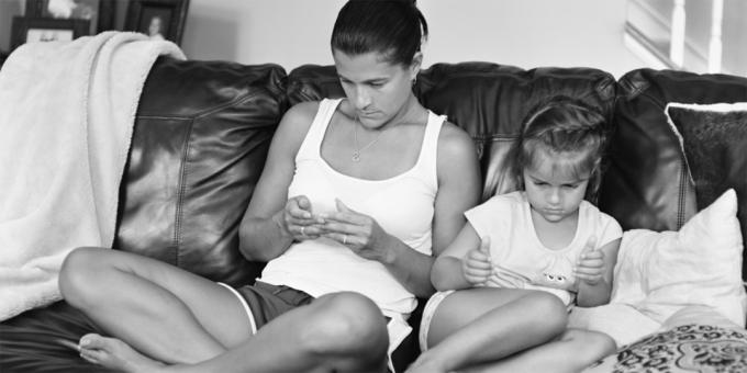Människor utan smartphones - mor och dotter