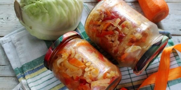 Sallader av kål för vintern: kålsallad med tomat och paprika