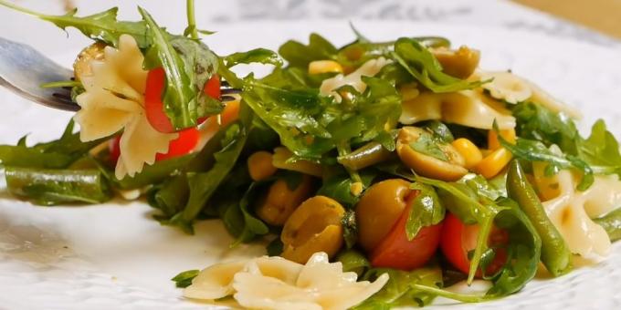 Lean sallad med pasta, gröna bönor, oliver och grön sås