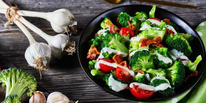 Sallad med broccoli, tomater och bacon