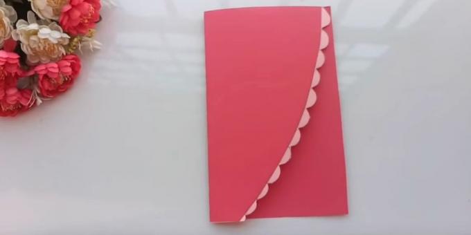 Födelsedagskort med dina egna händer: Klipp ark rosa papper i halv korsvis