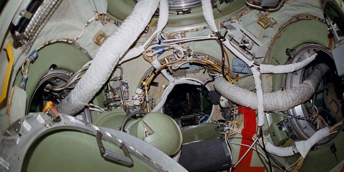Interiör i dockningsfacket på Mir orbitalstationen