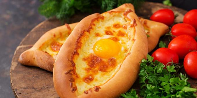 Khachapuri Adzjarien på jästdeg