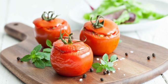 Tomater fyllda med kött och bulgur