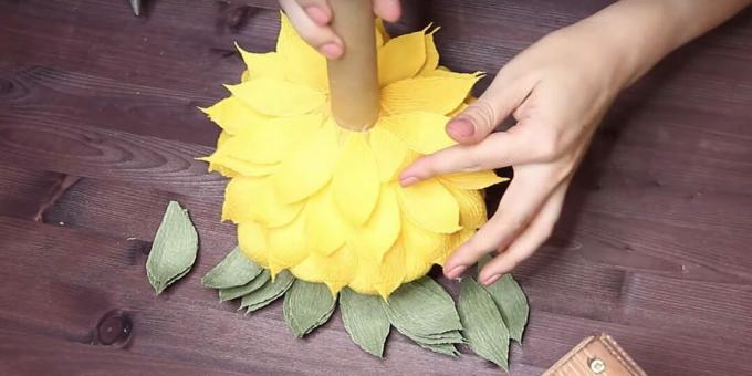 Hur man gör en bukett godis med egna händer: lim resten av kronbladen