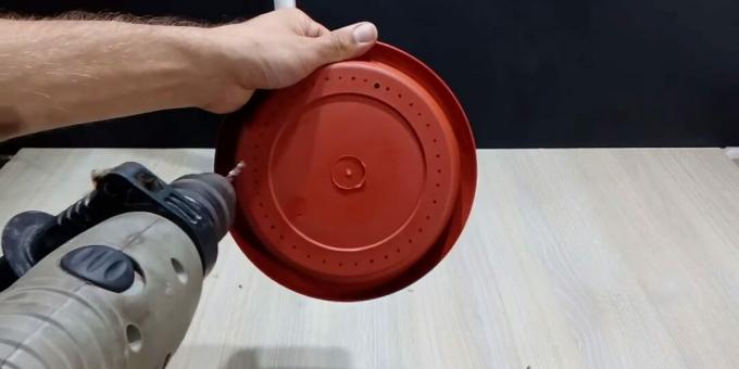 Hur man gör en DIY -fontän: borra hål i en tallrik