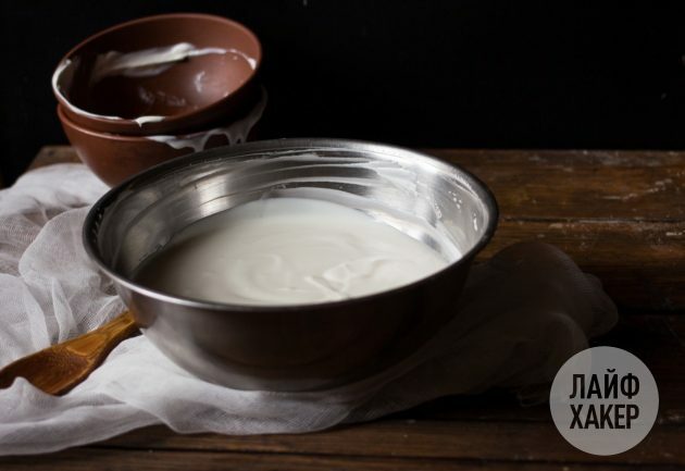 För att göra hemlagad yoghurtbaserad gräddost, blanda gräddfil och yoghurt