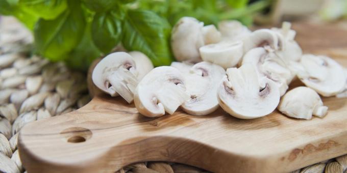 Om du skär svamparna i halvor eller kvarter kokar de 1,5-2 gånger snabbare