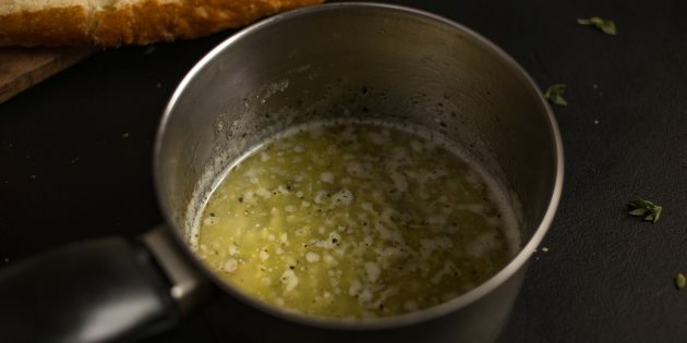 Hur man gör vitlökostkrutonger: Smält smöret med hackad vitlök och färska örter