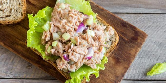 10 minuter - och du är klar. Sallad med tonfisk, äpple och selleri