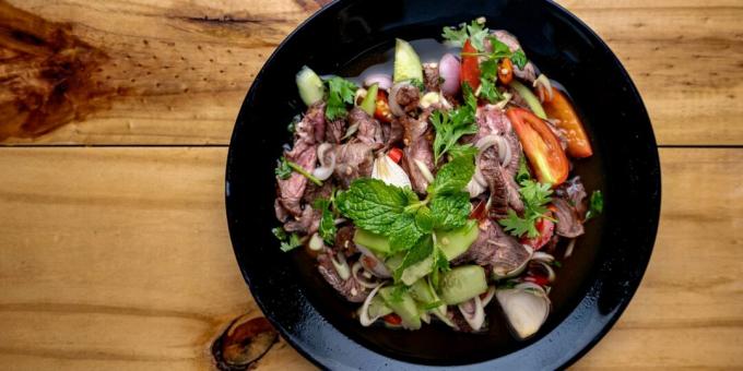 Varm sallad med nötkött, grönsaker och senapsdressing