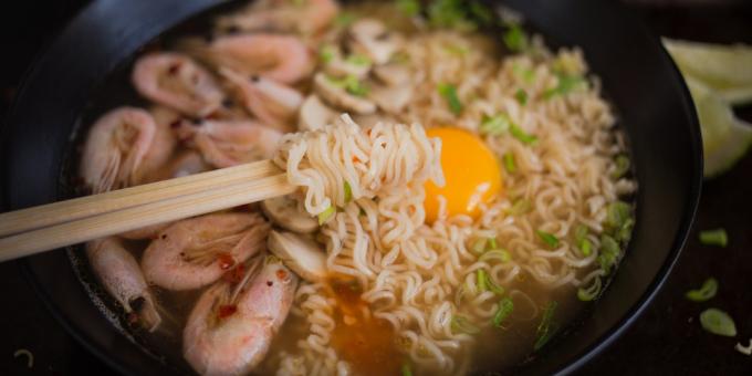 Hemlagad ramen med räkor och svamp