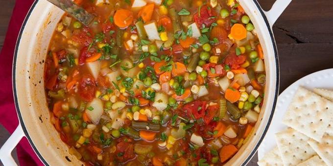 grönsakssoppor: soppa med morötter, majs, ärtor och gröna bönor