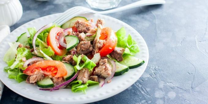 Enkel sallad med tonfisk och grönsaker