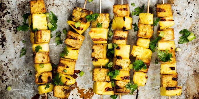 Vad att laga mat utomhus, med undantag för kött: tofu med ananas i ingefära-soja marinad