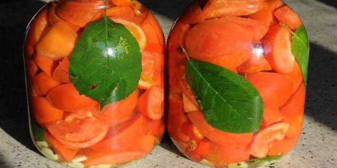 skivade tomater med vitlök för vintern