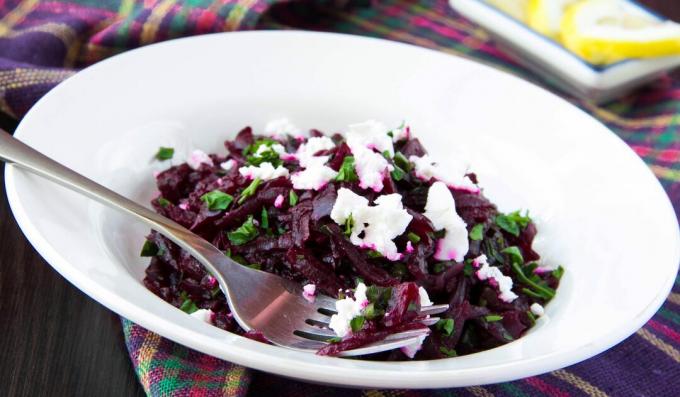 Sallad med bakad rödbeta, betgrönsaker och ost