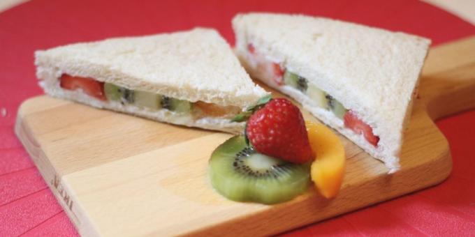 Recept: Sandwich med vispad grädde, frukt och bär