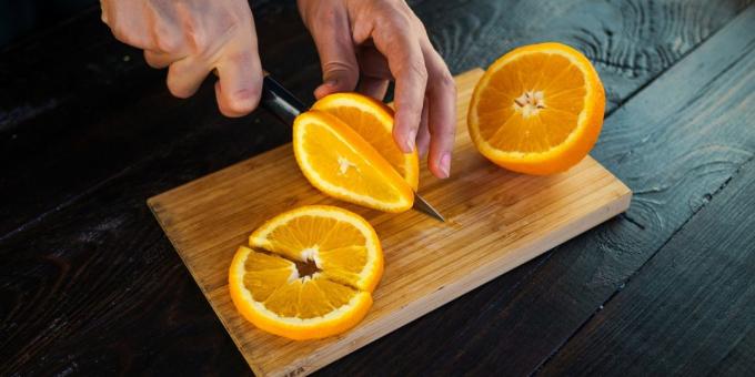 Jam från aprikoser och apelsiner: cut apelsiner