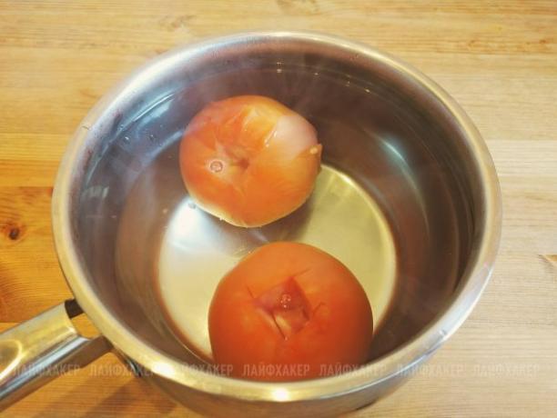 Sloppy Joe Burger Recept: Lägg tomaterna i varmt vatten i några minuter