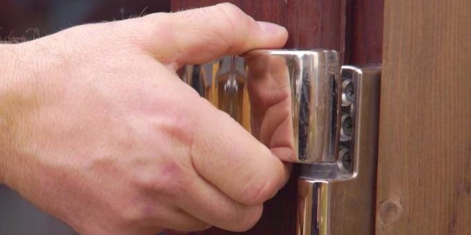 Hur man justerar plast dörr: Stäng dörren och ta bort trim