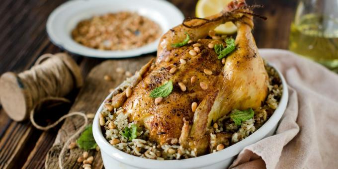 Fylld kyckling med ris och malet kött: ett enkelt recept