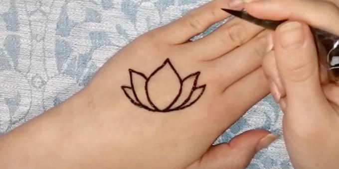 Henna -ritningar på handen: skissera kronbladen