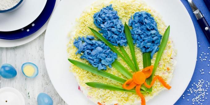 Festlig sallad "Hyacinter" med korv och kål: ett enkelt recept