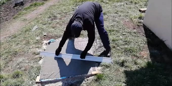 Hur man gör en tandoor med egna händer: Lägg ett armeringsnät och fyll med betong