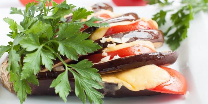 Recept stekt aubergine med tomater och vitlök