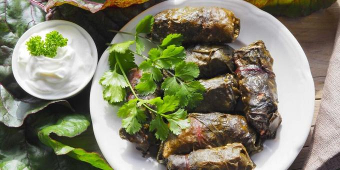 Dolma med kött och ris i betorblad