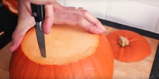 Hur man skär en pumpa för Halloween med sina egna händer: Skär köttet