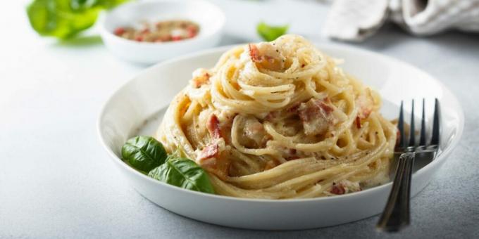 Pasta carbonara med färskost och bacon