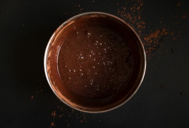 Recept för brownie med kakao och gräddeost: kombinera den resulterande massan med siktade torra ingredienser