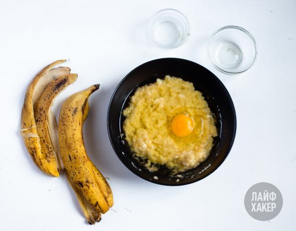 Banana Bröd: gnugga banan, add ägg och olja