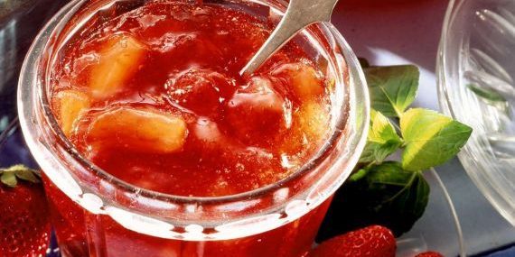 Jordgubbssylt: jam från jordgubbar och aprikoser
