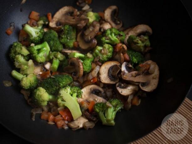 Hur man gör stekris: blanda svamp med grönsaker