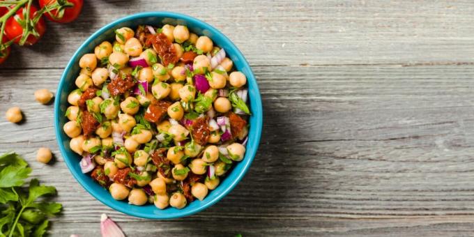 Sallad med torkade tomater och kikärter