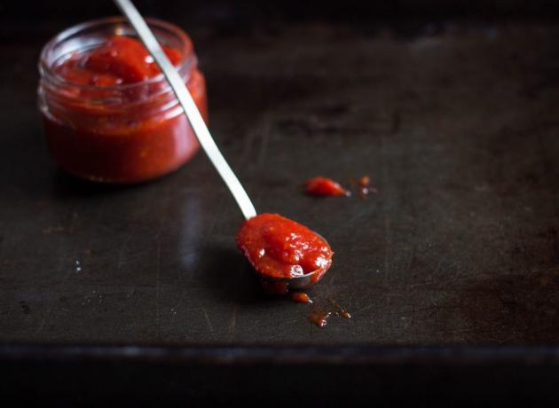 tomat jam: den färdiga produkten