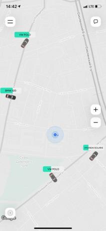 Karshering "Delimobil" på kartan i programmet väljer en fri bil