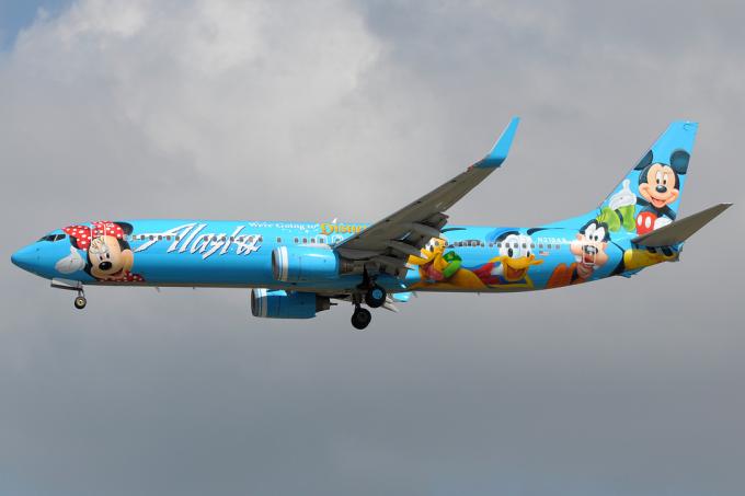 Airlines Boeing 737-900 Alaska Airlines livré i Disneyland