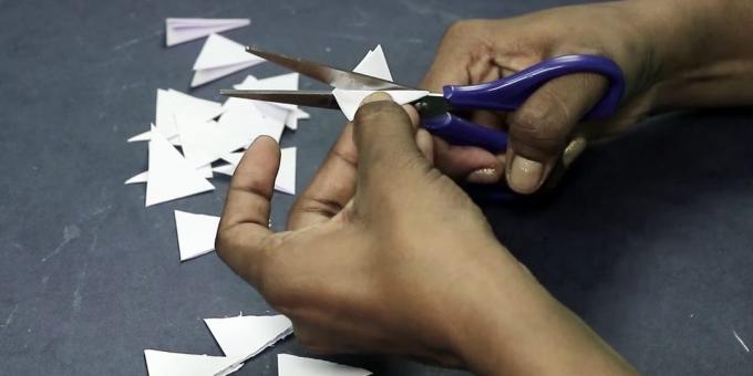 Födelsedagskort med dina egna händer: Klipp trianglar från vitt papper