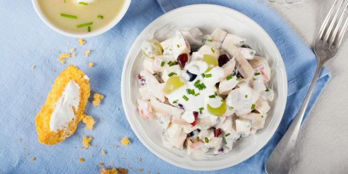 Sallad med druvor, äpplen och kyckling: ett enkelt recept