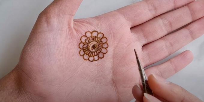 Henna -ritningar till hands: rita en blomma