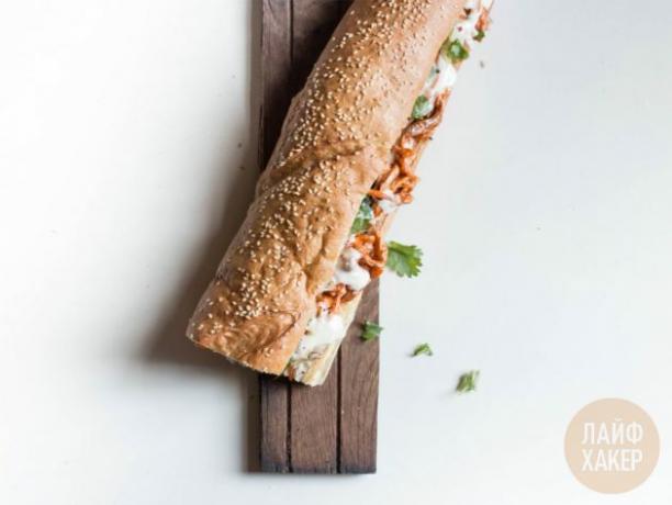 Den färdiga ban mi-smörgåsen kan ätas hel eller delas i mindre bitar