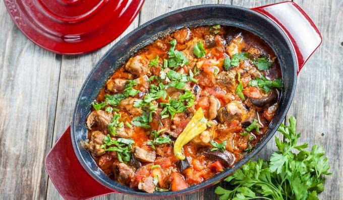 Nötkött bakat med aubergine, tomater och paprika